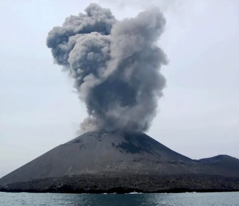 INDONÉSIE – ÉRUPTION VOLCANIQUE : L’incroyable image du mont Anak Krakatoa en éruption