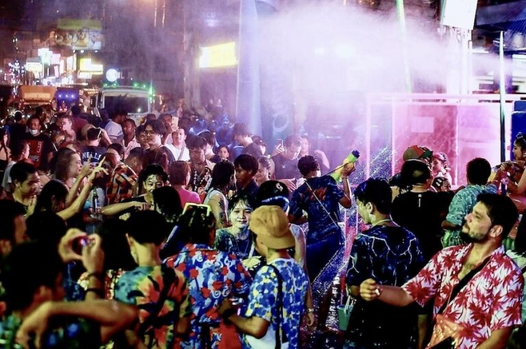 THAÏLANDE – SOCIÉTÉ : Le royaume a-t-il trop tôt fermé les yeux sur le risque de Covid pour Songkran ?