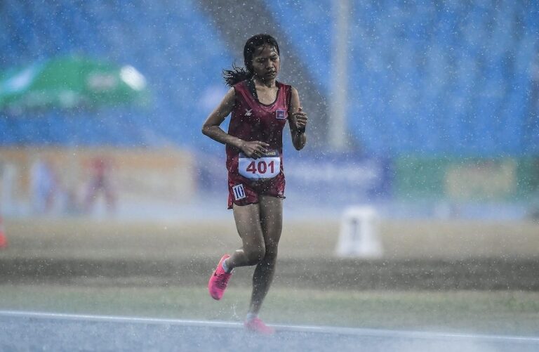 CAMBODGE – SPORT : Sous la pluie, la coureuse cambodgienne Bou Samnang inspire le monde entier
