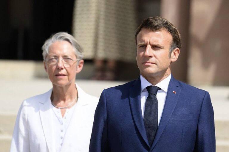 FRANCE – POLITIQUE : Vue d’ailleurs, l’Élysée et Matignon, « tours d’ivoire » de la République