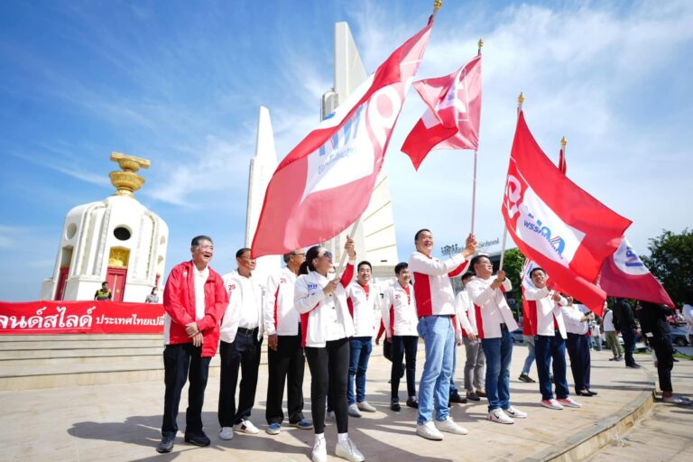 THAÏLANDE – POLITIQUE : Les candidats du parti Pheu Thai ont achevé leur campagne par une caravane de campagne au Monument de la Démocratie
