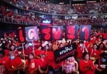 THAÏLANDE – POLITIQUE : Dernière ligne droite pour la bataille des couleurs…politiques ! meeting politique Pheu Thai