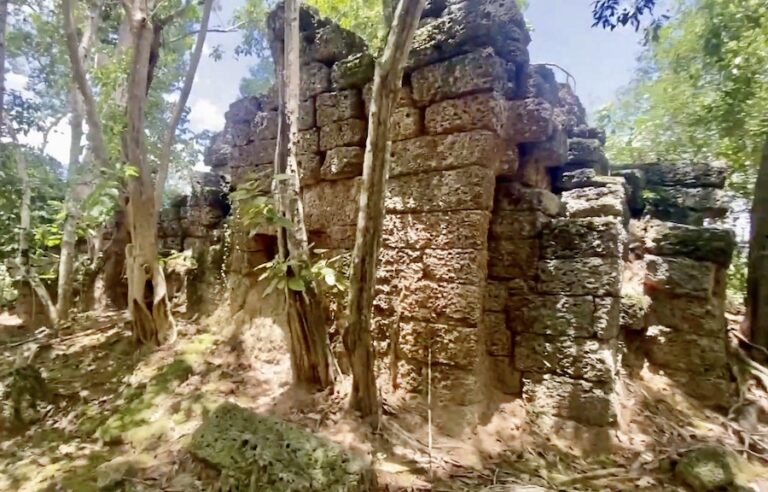 CAMBODGE – TOURISME : Au Temple Preah Phtu, avec notre « Indiana Jones » Paolo