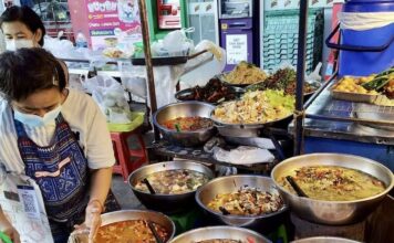 THAÏLANDE – CHRONIQUE : La vraie nourriture thaïlandaise n’est pas politique cuisine de rue en Thailande