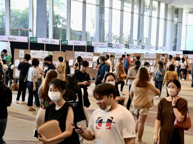 THAÏLANDE – ÉLECTION : Les électeurs qui votent par anticipation ont fait la queue dans tout le pays