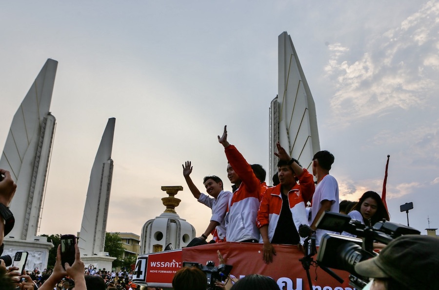 move forward au Victory Monument