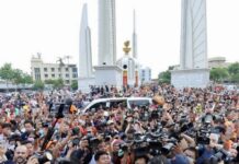 THAÏLANDE – POLITIQUE : Manifestation de soutien au « Move Forward » à Bangkok Move forward Victory monument
