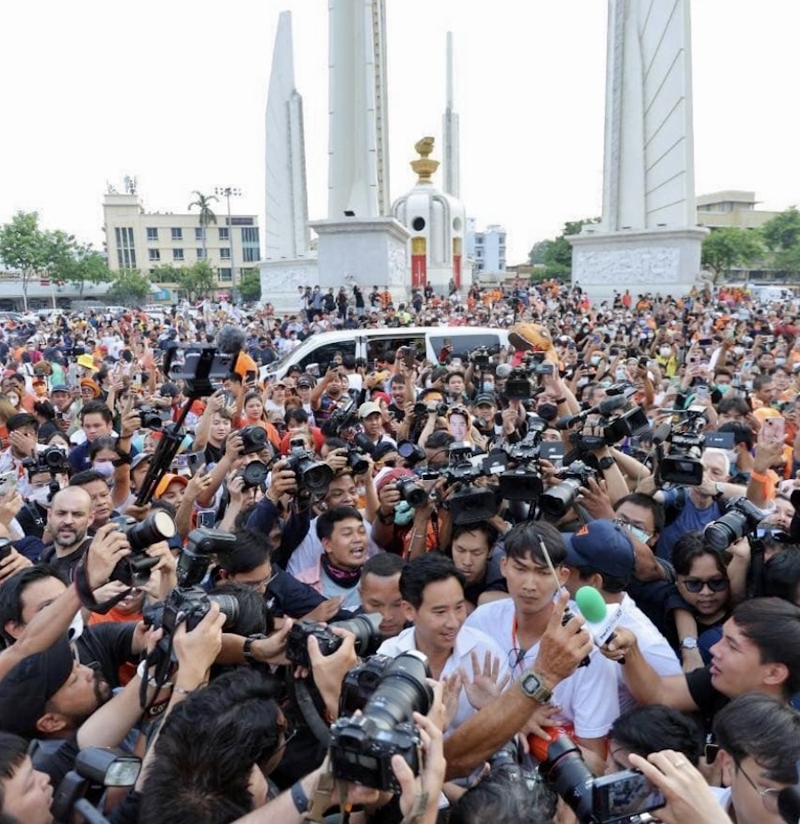 Move forward Victory monument