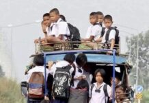 THAÏLANDE – CHRONIQUE : L’école en taxi-collectif, un apprentissage de la vie Taxi Isaan élèves