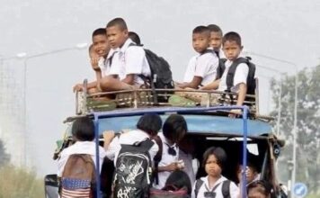 THAÏLANDE – CHRONIQUE : L’école en taxi-collectif, un apprentissage de la vie Taxi Isaan élèves