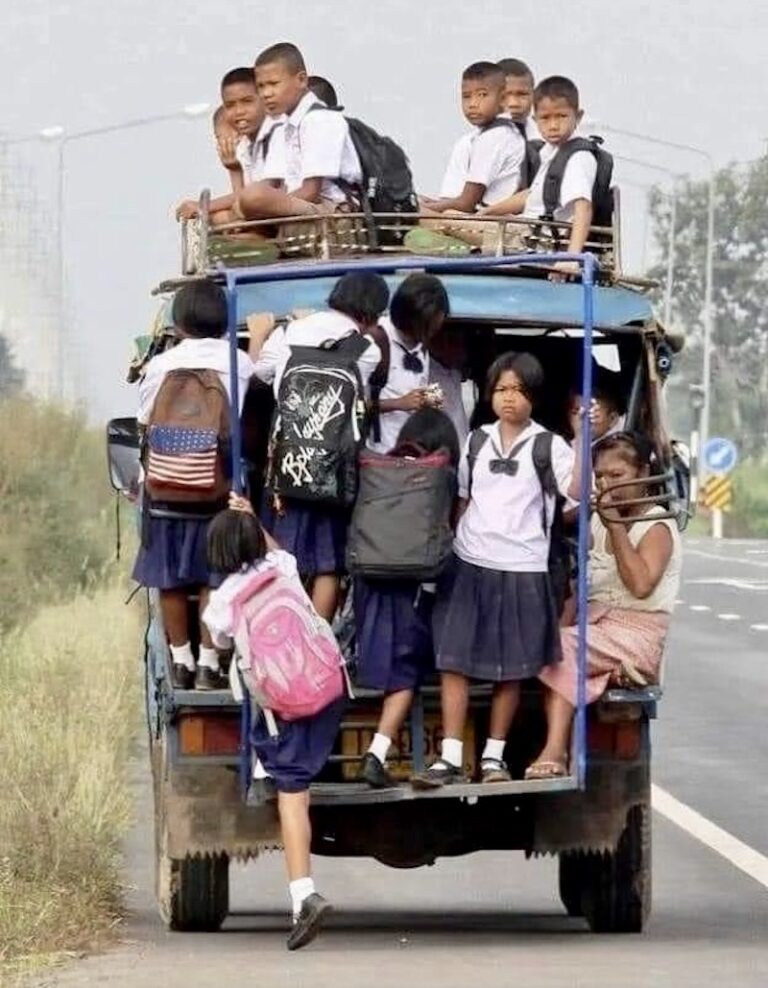 THAÏLANDE – CHRONIQUE : L’école en taxi-collectif, un apprentissage de la vie