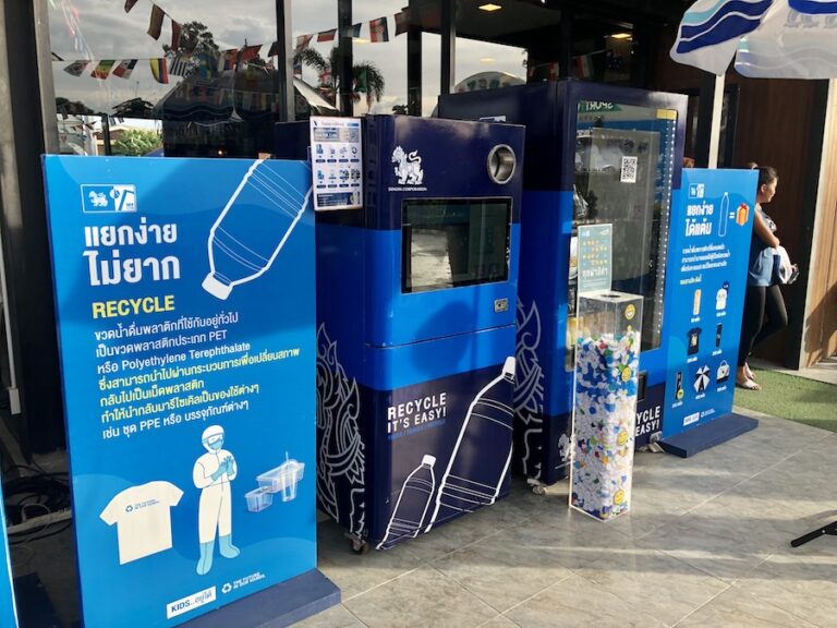 THAÏLANDE – ENVIRONNEMENT : Singha recycle ses bouteilles plastiques pour ses uniformes et trophées