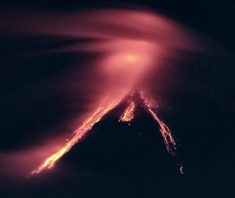 PHILIPPINES – CATASTROPHE : Évacuation de populations près du Volcan Mayon
