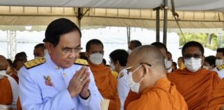 Prayut anniversaire roi Rama X