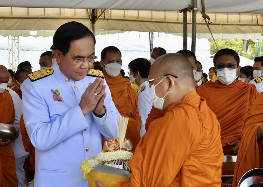 Prayut anniversaire roi Rama X