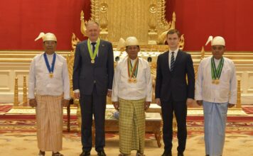 décoration ambassadeur russe par la Birmanie