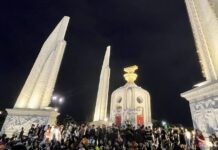 Thaïlande manifestant democracy monument