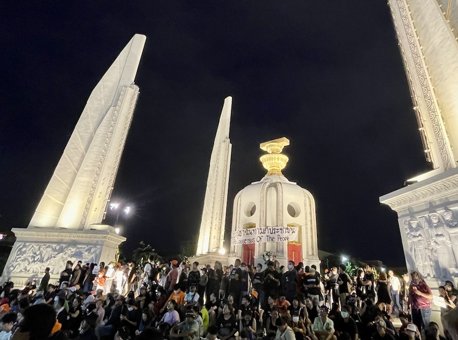Thaïlande manifestant democracy monument