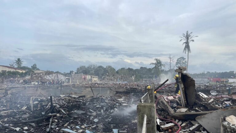 THAÏLANDE – DRAME : 11 morts dans l’explosion d’un stock de feux d’artifice à Narathiwat