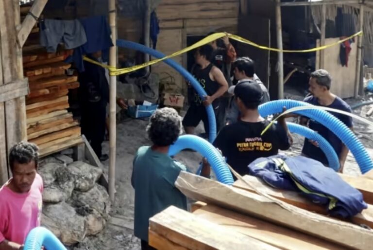 INDONÉSIE – CATASTROPHE : Dans une mine d’or illégale, huit mineurs luttent pour leur survie