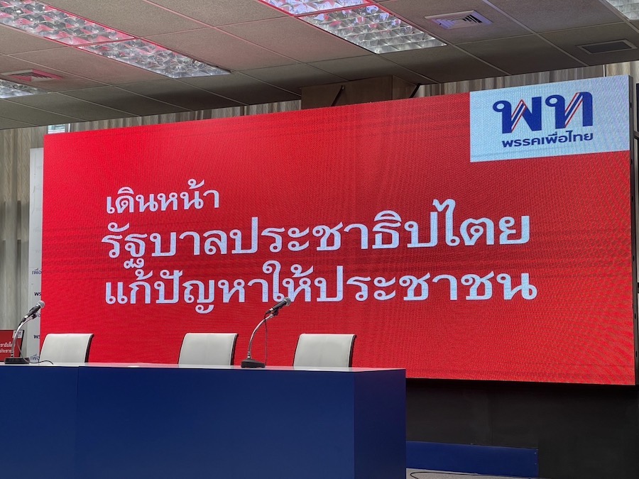 conférence de presse au siège du Pheu Thai