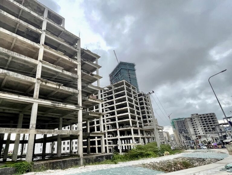 CAMBODGE – INFRASTRUCTURE : Sihanoukville a près de 400 bâtiments inachevés