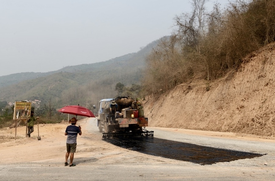 Bitumage de la nouvelle route sous l'autorité d'un chef de chantier chinois