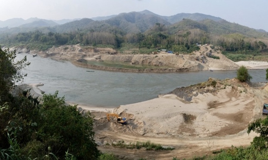 Exploitation de sable sur le Mekong