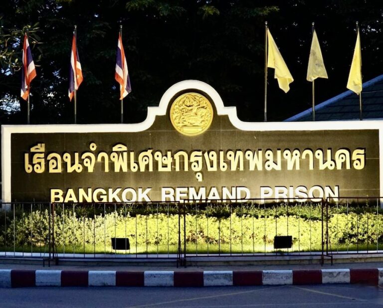 THAÏLANDE – JUSTICE : Thaksin atterrit à Don Mueang, et se retrouve à la prison de Khlong Prem