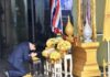 THAÏLANDE – MONARCHIE : Thaksin Shinawatra obtient une grâce royale et une forte réduction de peine Thaksin hommage au roi