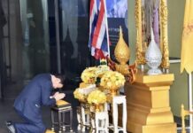 THAÏLANDE – MONARCHIE : Thaksin Shinawatra obtient une grâce royale et une forte réduction de peine Thaksin hommage au roi