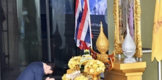 Thaksin hommage au roi
