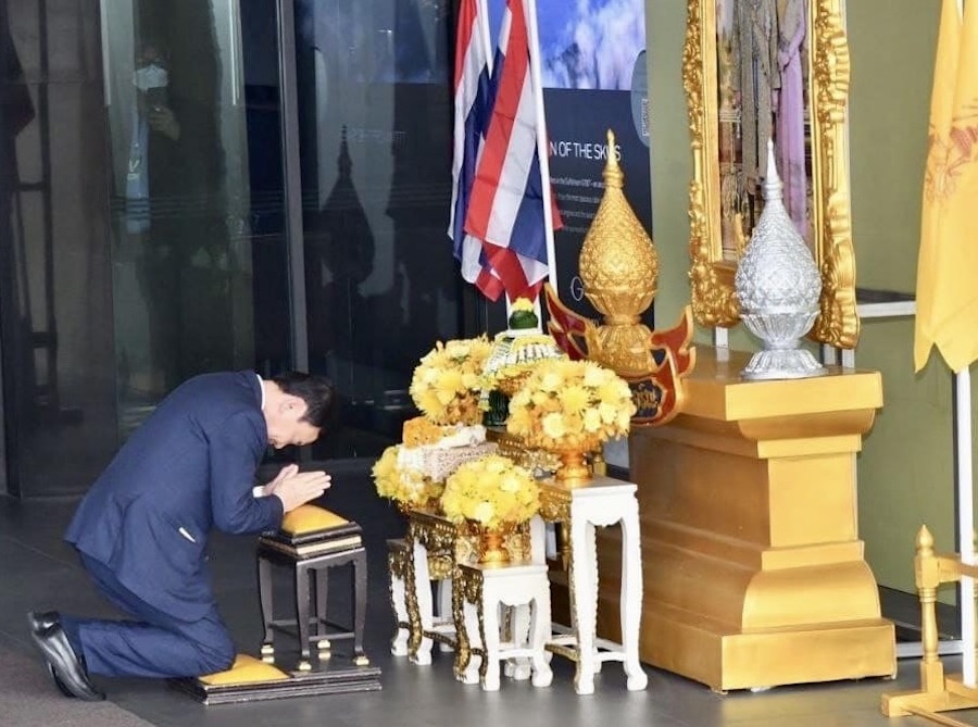 Thaksin hommage au roi