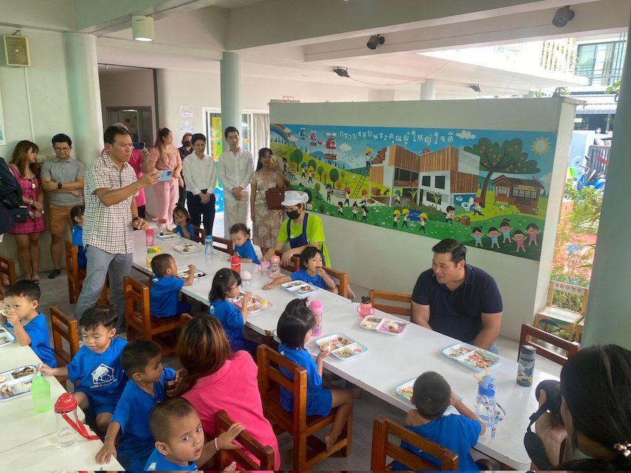 Vacharaesorn Vivacharawongse visite école