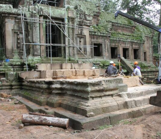 escalier est Angkor-Vat