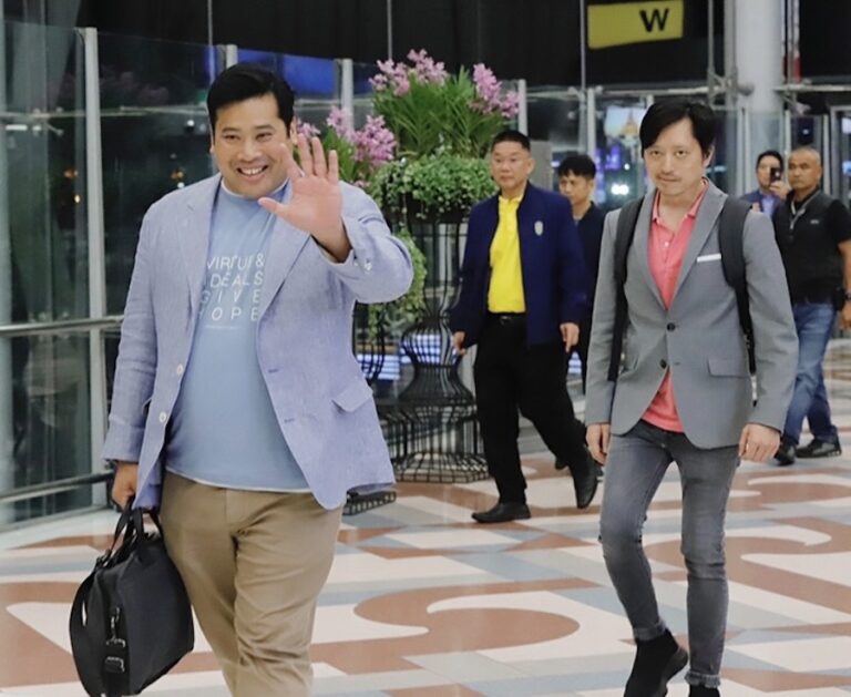 THAÏLANDE – MONARCHIE : Sitôt revenus en Thaïlande, les fils “américains” du roi repartent aux États-Unis