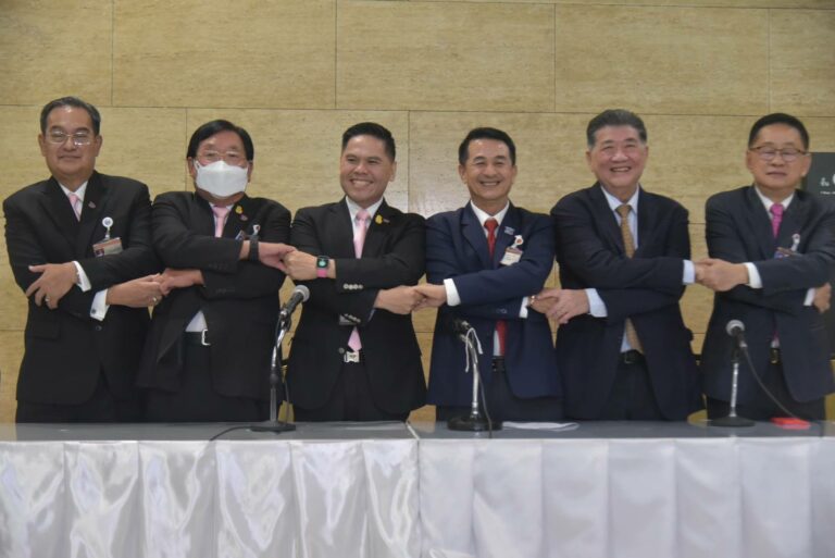 THAÏLANDE- POLITIQUE : Sur la route du pouvoir, le Pheu Thai brouille les cartes entre pro-junte et pro-démocratie