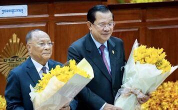 CAMBODGE – POLITIQUE : Hun Sen et Heng Samrin sont président et président honoraire du conseil consultatif personnel du roi Cambodge Heng Samrin et Hun Sen