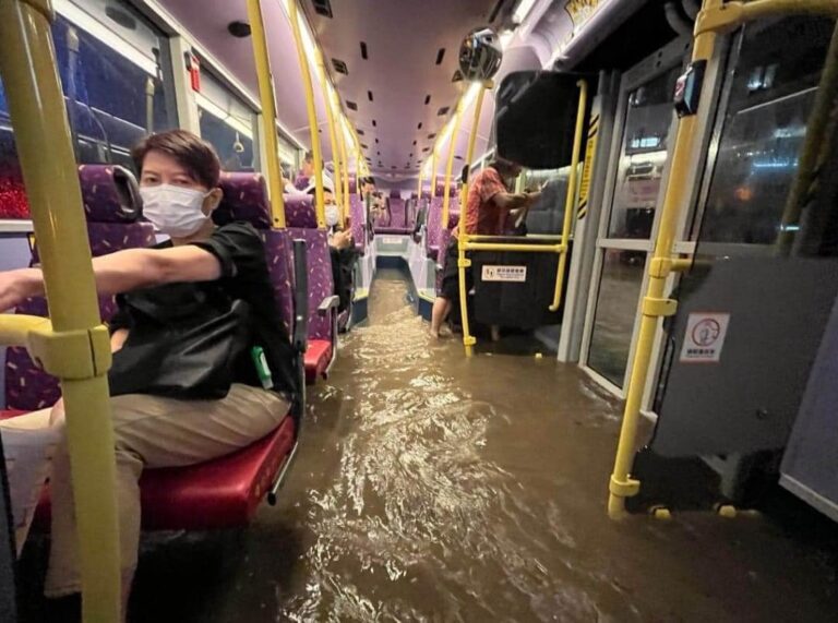 HONG KONG – INONDATIONS : La place financière submergée