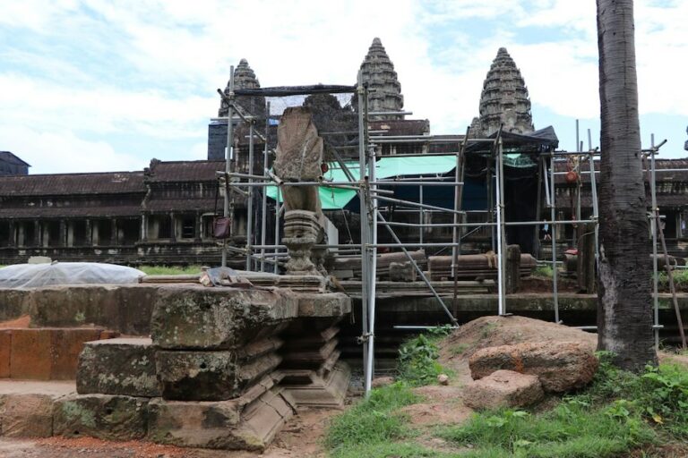 CAMBODGE – PATRIMOINE : La restauration des balustrades Naga d’Angkor Vat se poursuit