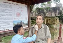 CAMBODGE – TOURISME : APSARA demande aux touristes de ne plus nourrir les singes d’Angkor Touriste Cambodge mordu singe