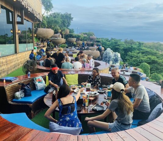 THAÏLANDE – ÉCONOMIE : Baisse du tourisme en mars, 2024 toujours sur la bonne voie Touristes en Thaïlande