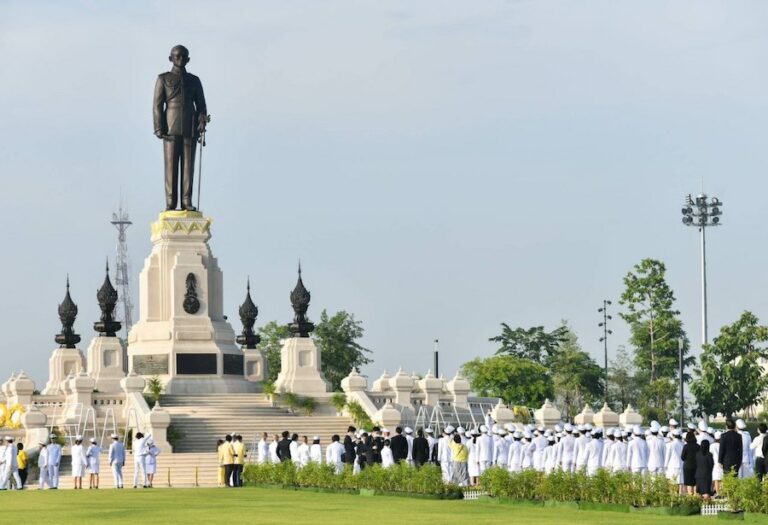 THAÏLANDE –  HOMMAGE : Le défunt roi Rama IX guide toujours le royaume