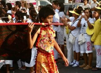THAÏLANDE – CHRONIQUE : A Phuket, le festival végétarien n’est pas seulement à couper le souffle festival végétarien Phuket