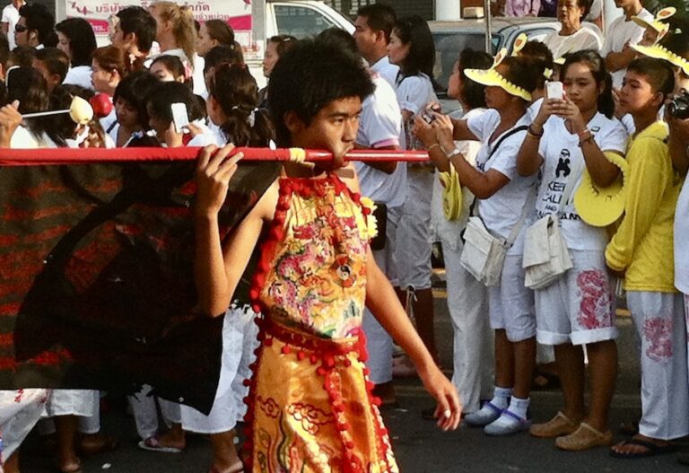 THAÏLANDE – CHRONIQUE : A Phuket, le festival végétarien n’est pas seulement à couper le souffle