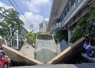 BANGKOK – CHAOS : Un trou dans l’avenue Sukhumvit manque d’engloutir un camion Camion Sukhumvit 64-1