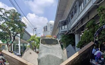 BANGKOK – CHAOS : Un trou dans l’avenue Sukhumvit manque d’engloutir un camion Camion Sukhumvit 64-1