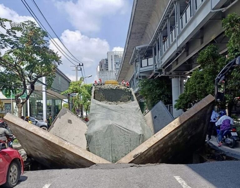 BANGKOK – CHAOS : Un trou dans l’avenue Sukhumvit manque d’engloutir un camion