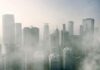 Gratte-ciels de Jakarta par temps de pollution