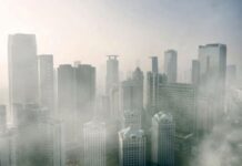 Gratte-ciels de Jakarta par temps de pollution